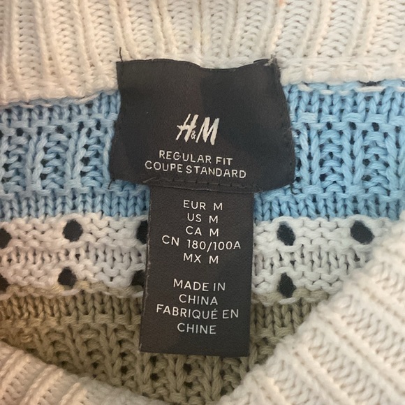 oversized sweater it kind of fits like a dress fits like a large/extra large - Picture 3 of 8